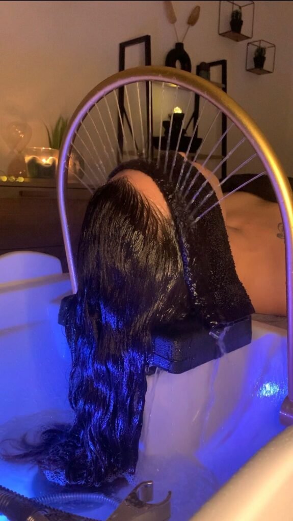 Un Head Spa pratiqué chez Serenity