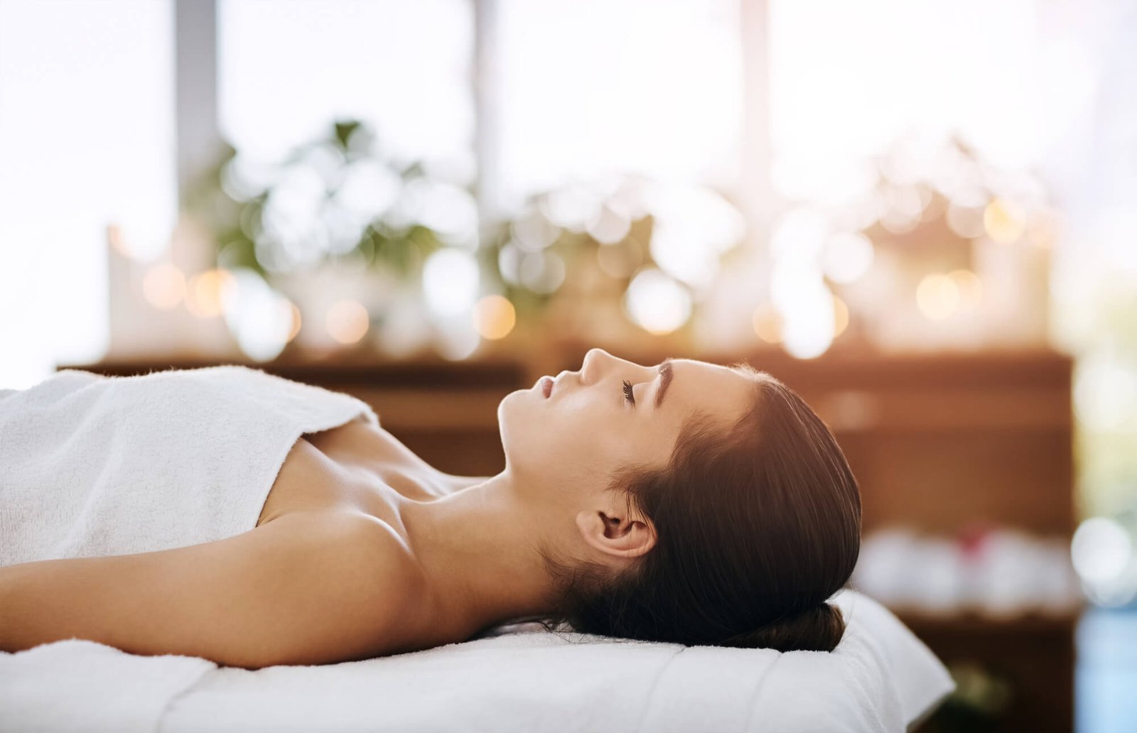 Femme se relaxant pendant un soin bien-être
